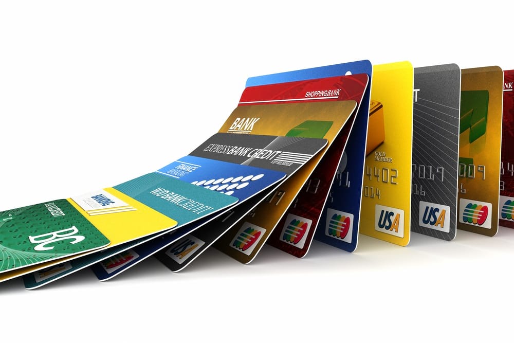 cara membedakan fisik kartu kredit dan debit